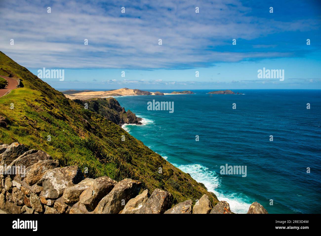 L'endroit où la mer de Tasman et les océans Pacifique se rencontrent au cap Reinga et son phare historique Banque D'Images