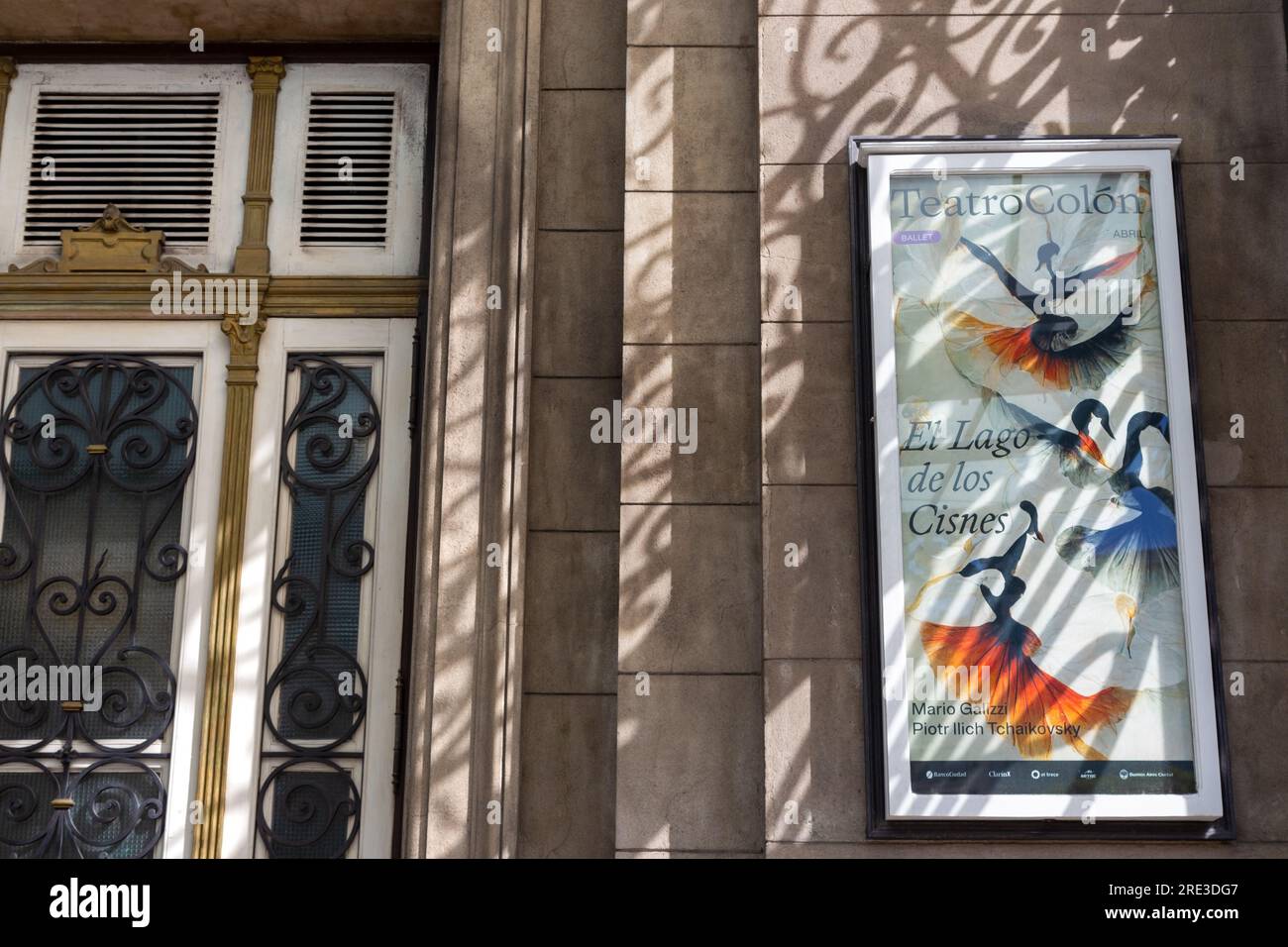 Affiche d'information sur le Ballet du lac des cygnes à l'entrée du célèbre Teatro Colon ou Théâtre Columbus, Opéra principal de Buenos Aires Argentine Banque D'Images