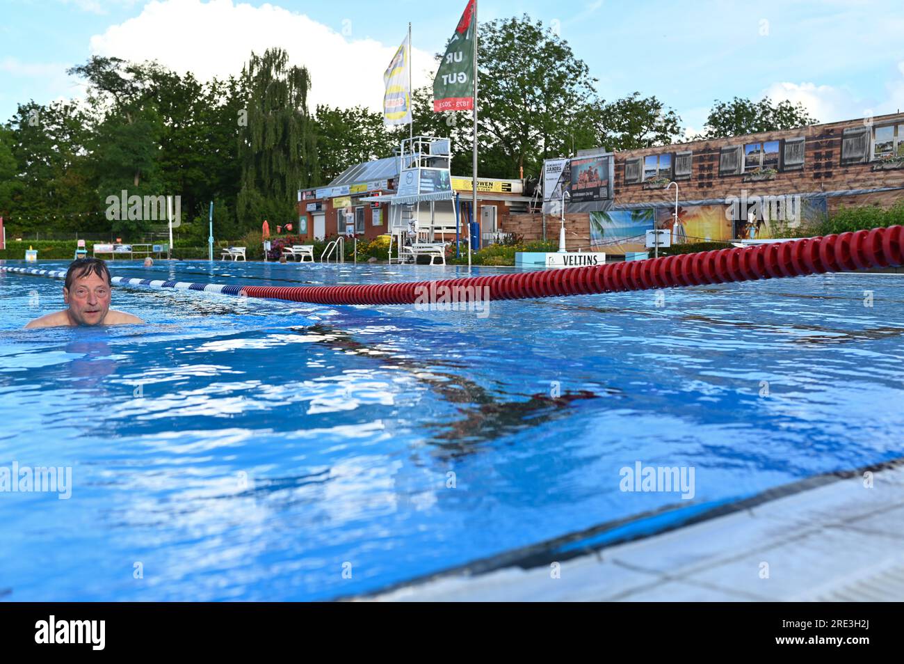 Emden, Allemagne. 25 juillet 2023. Un baigneur profite de la baignade