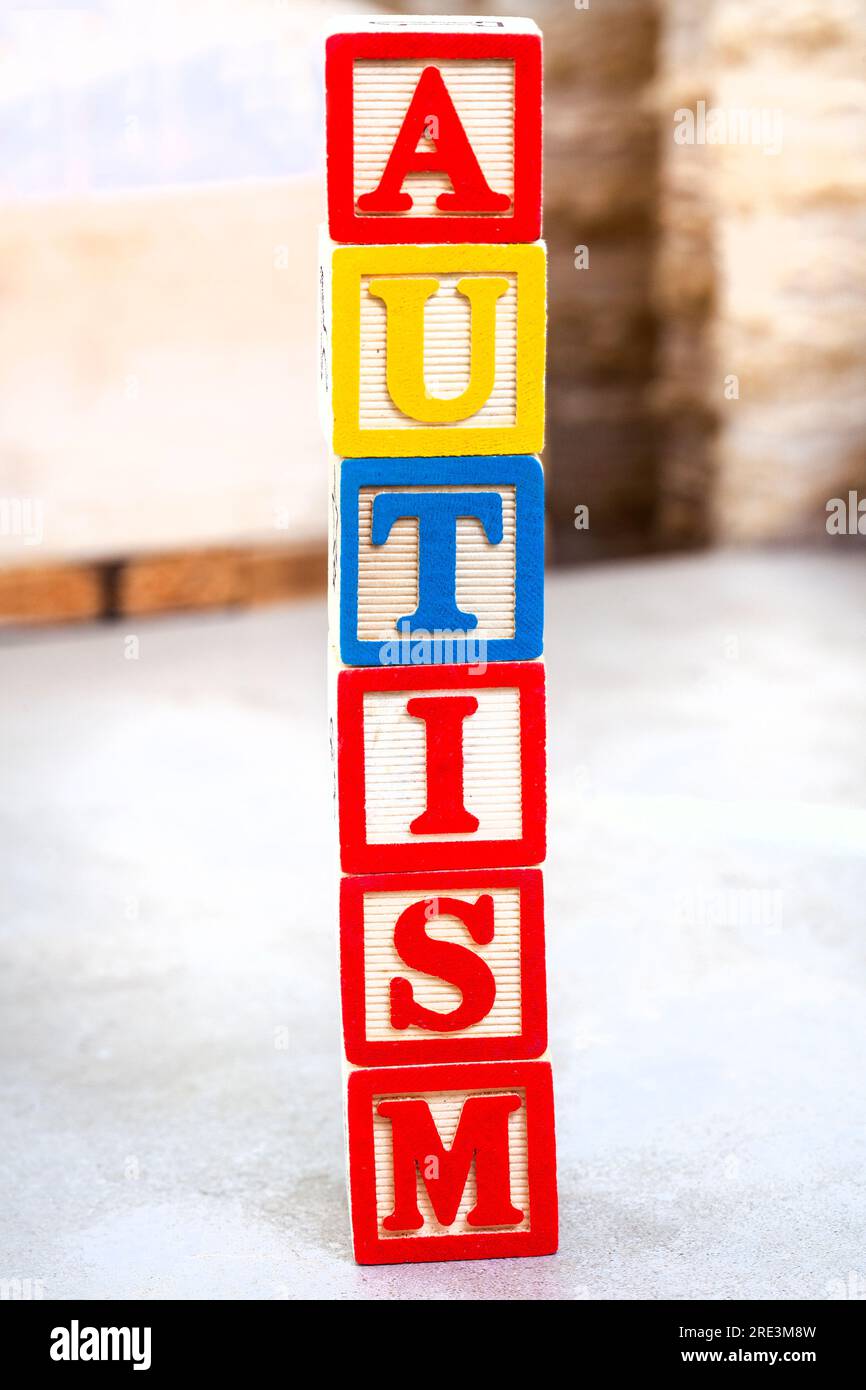 Autisme écrit dans les blocs de construction des enfants sur gris tacheté. Banque D'Images