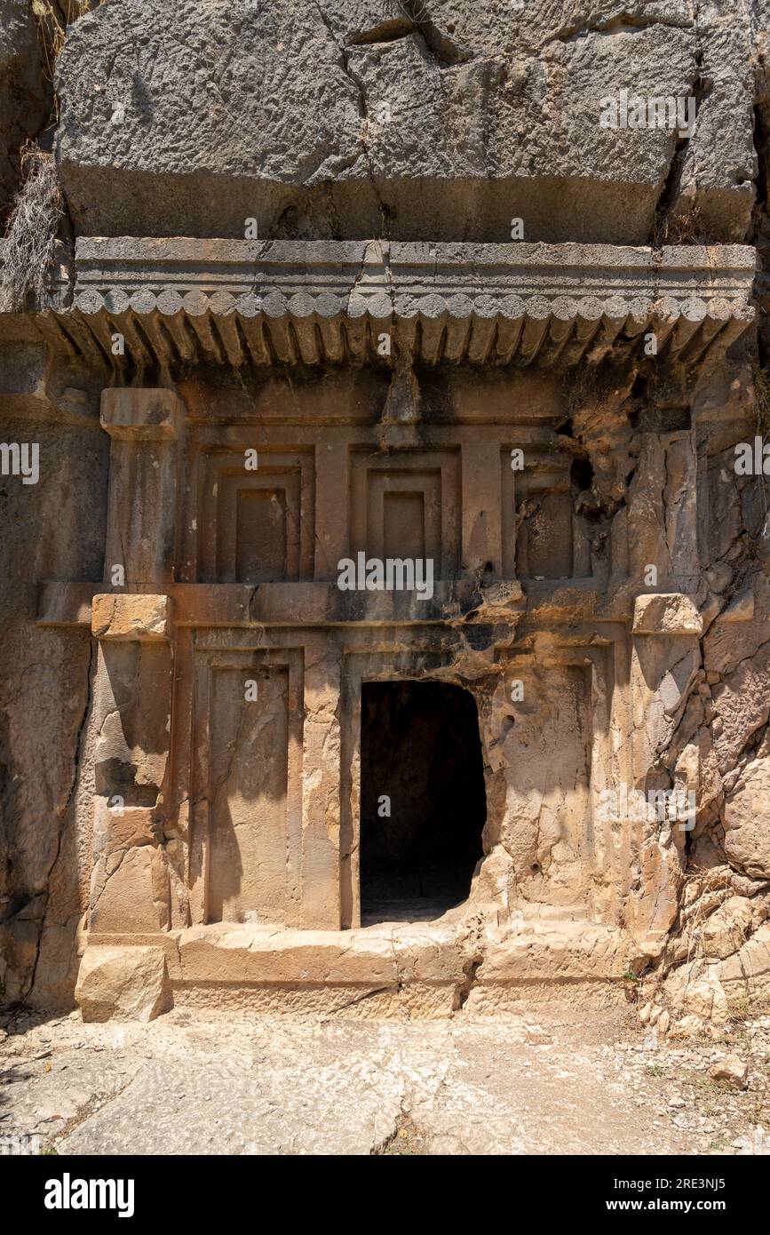 Les ruines de l'amphithéâtre et les anciennes tombes rocheuses dans l'ancienne ville de Myra à Demre, Turquie Banque D'Images