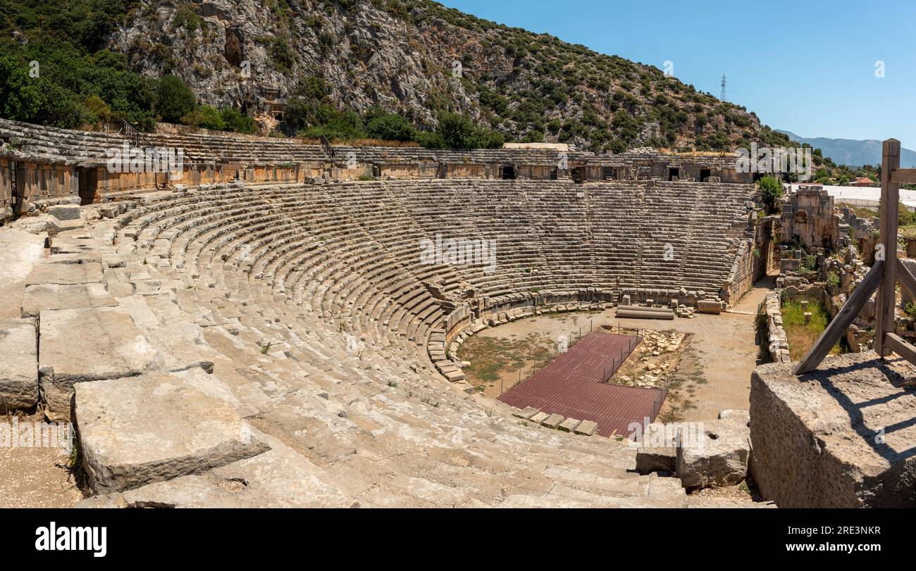 Les ruines de l'amphithéâtre et les anciennes tombes rocheuses dans l'ancienne ville de Myra à Demre, Turquie Banque D'Images