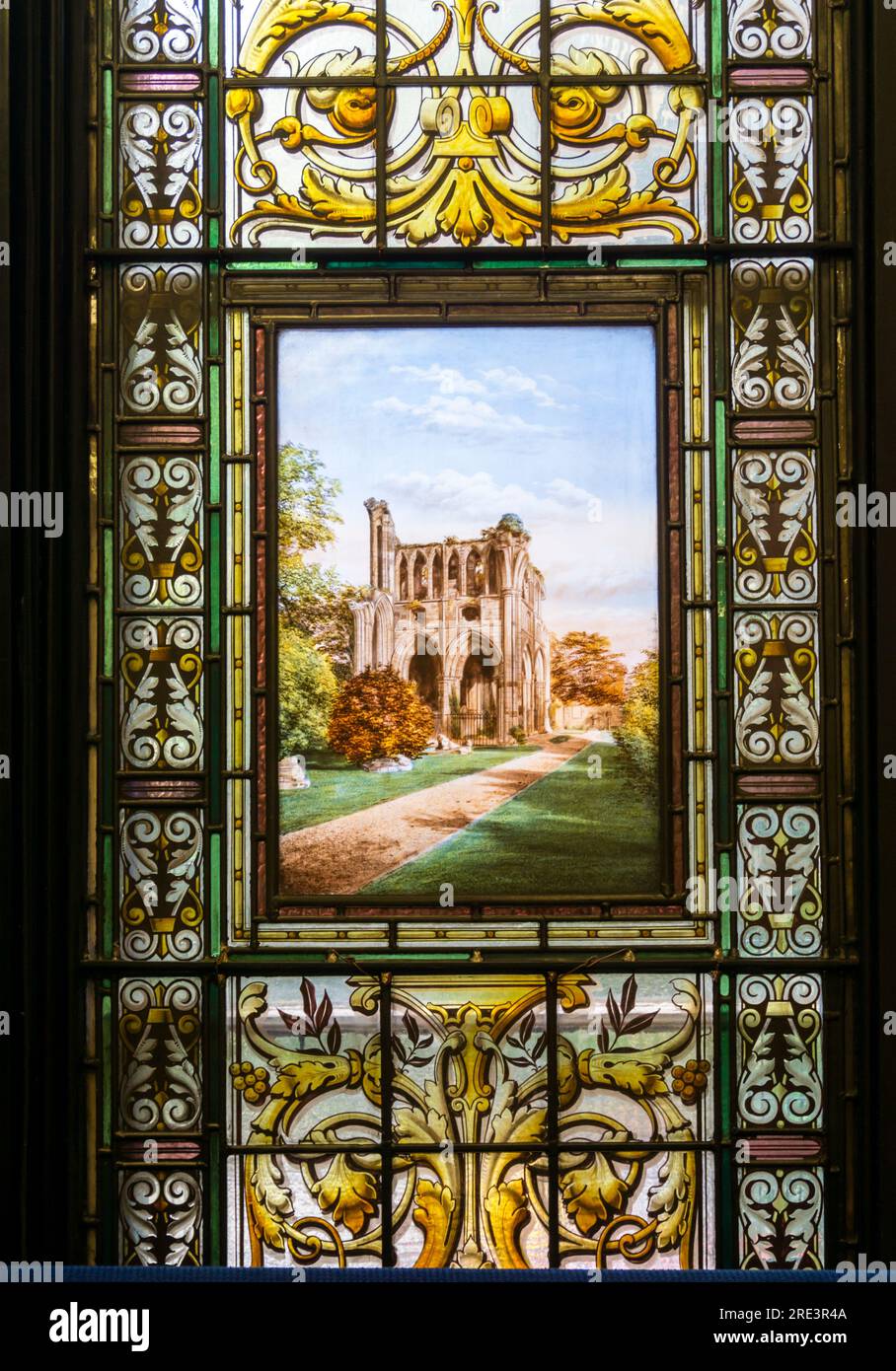 1880 vitrail de MM. Cooper d'Édimbourg, de Springbank House. Montre l'abbaye de Dryburgh le lieu de sépulture de Walter Scott. Banque D'Images