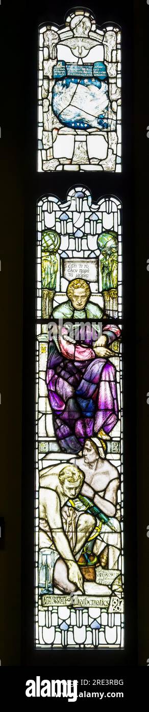 1906 vitraux - Saint-Esprit et physique par Douglas Strachan de John Cruickshank Memorial Window au Marischal College, Aberdeen. Maintenant dans Dundee V&A. Banque D'Images