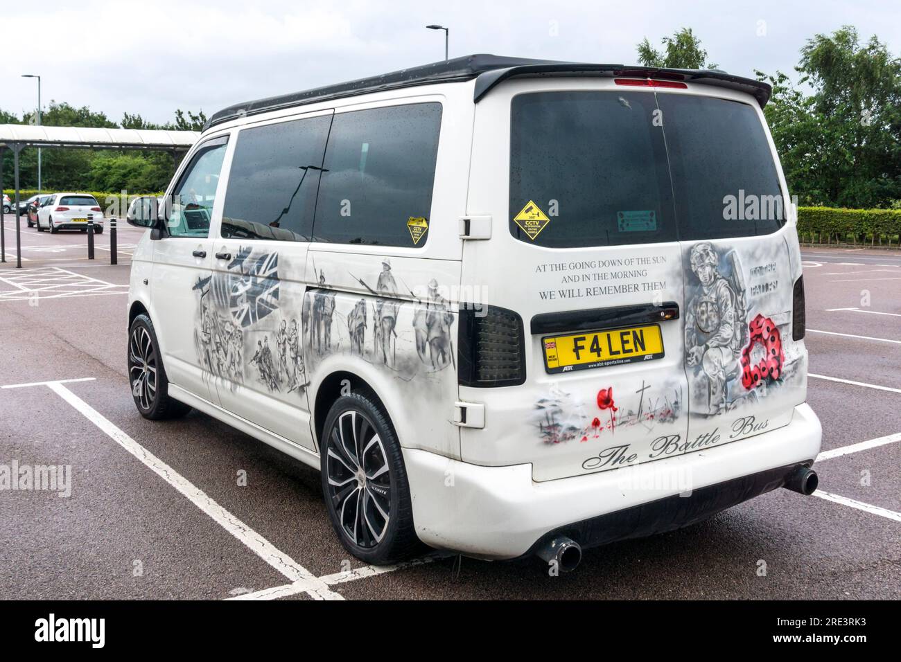 Un fourgon Volkswagen personnalisé, le Battle bus, avec plaque d'immatriculation personnalisée F4LEN, pour apparaître comme tombé. Banque D'Images