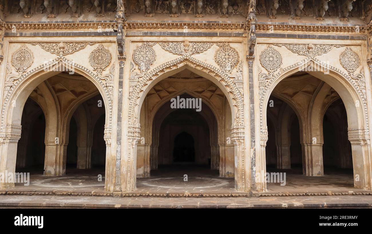 Entrée décorative de la mosquée Ibrahim Roza, Vijayapur, Karnataka, Inde Banque D'Images