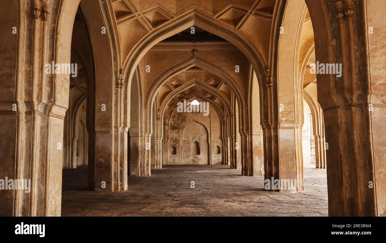 Vue des Arches à l'intérieur du Ibrahim Roza, Vijayapur, Karnataka, Inde Banque D'Images
