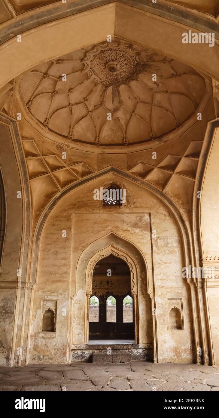 Vue des Arches à l'intérieur du Ibrahim Roza, Vijayapur, Karnataka, Inde Banque D'Images