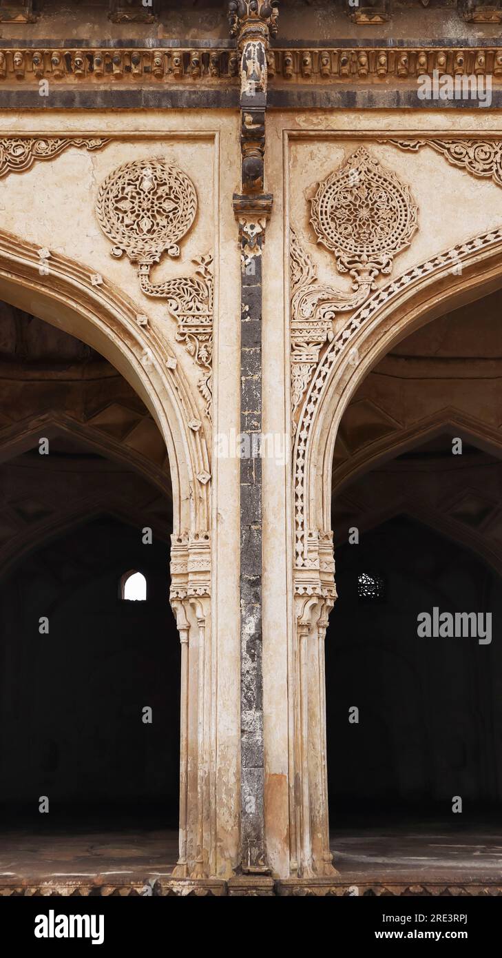 Piliers décorés du mausolée Ibrahim Roza, Vijayapur, Karnataka, Inde Banque D'Images