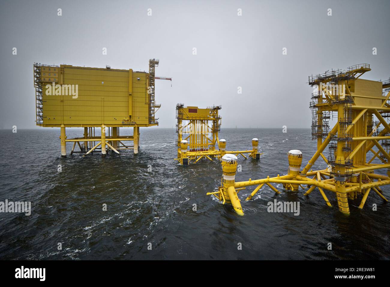 Partie de la construction de la station de distribution électrique offshore à partir de parcs éoliens dans la mer. Banque D'Images