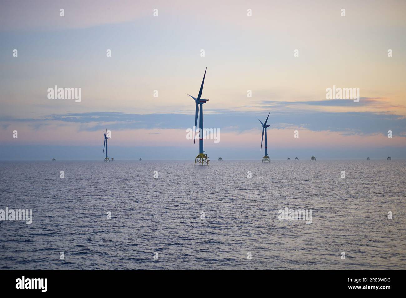 Production d'électricité par parc éolien offshore dans la mer. Banque D'Images