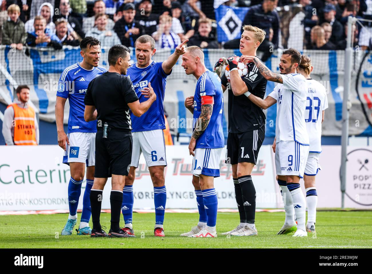 Lyngby, Danemark. 22 juillet 2023. Pascal Gregor, Andreas Bjelland (6) et Marcel Romer (30) de Lyngby BK vus avec l'arbitre Sandi Putros lors du match danois 3F Superliga entre Lyngby BK et le FC Copenhagen au Lyngby Stadion à Lyngby. (Crédit photo : Gonzales photo - Rune Mathiesen). Banque D'Images