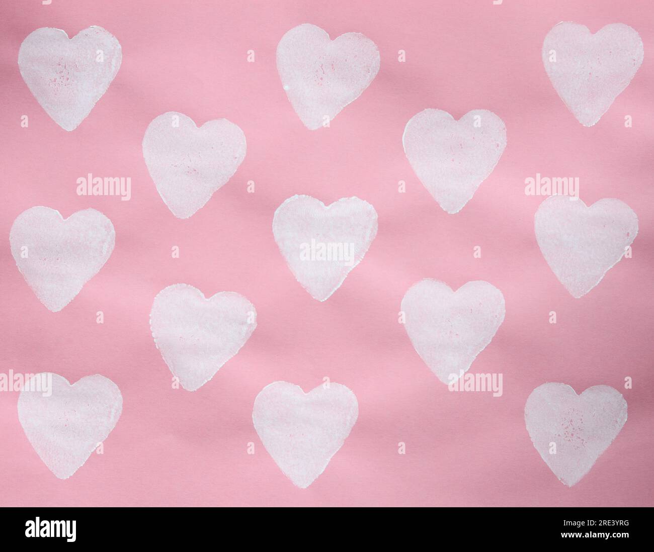 coeurs blancs simples sur motif de papier rose Banque D'Images