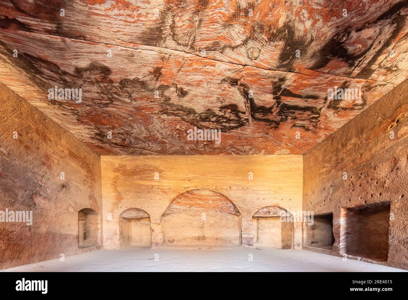 Intérieur l'intérieur sculpté de la tombe de l'urne à Petra, Jordanie. Banque D'Images
