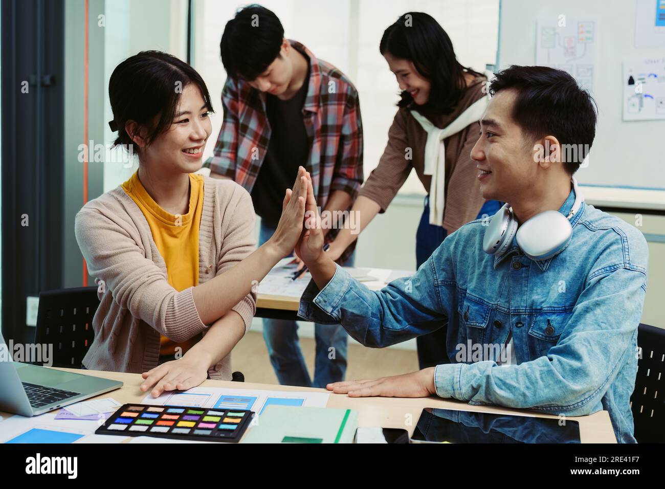 les développeurs ux et les concepteurs d'interface utilisateur utilisent la réalité augmentée pour réfléchir à des conceptions filaires d'interface d'application mobile et de page web sur des bureaux de bureau modernes Banque D'Images les développeurs ux et les concepteurs d'interface utilisateur utilisent la réalité augmentée pour réfléchir à des conceptions filaires d'interface d'application mobile et de page web sur des bureaux de bureau modernes Banque D'Images