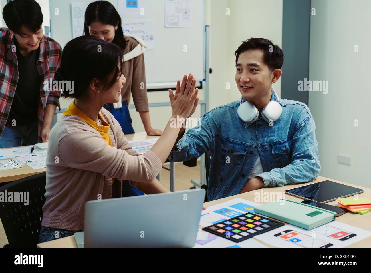 les développeurs ux et les concepteurs d'interface utilisateur utilisent la réalité augmentée pour réfléchir à des conceptions filaires d'interface d'application mobile et de page web sur des bureaux de bureau modernes Banque D'Images les développeurs ux et les concepteurs d'interface utilisateur utilisent la réalité augmentée pour réfléchir à des conceptions filaires d'interface d'application mobile et de page web sur des bureaux de bureau modernes Banque D'Images