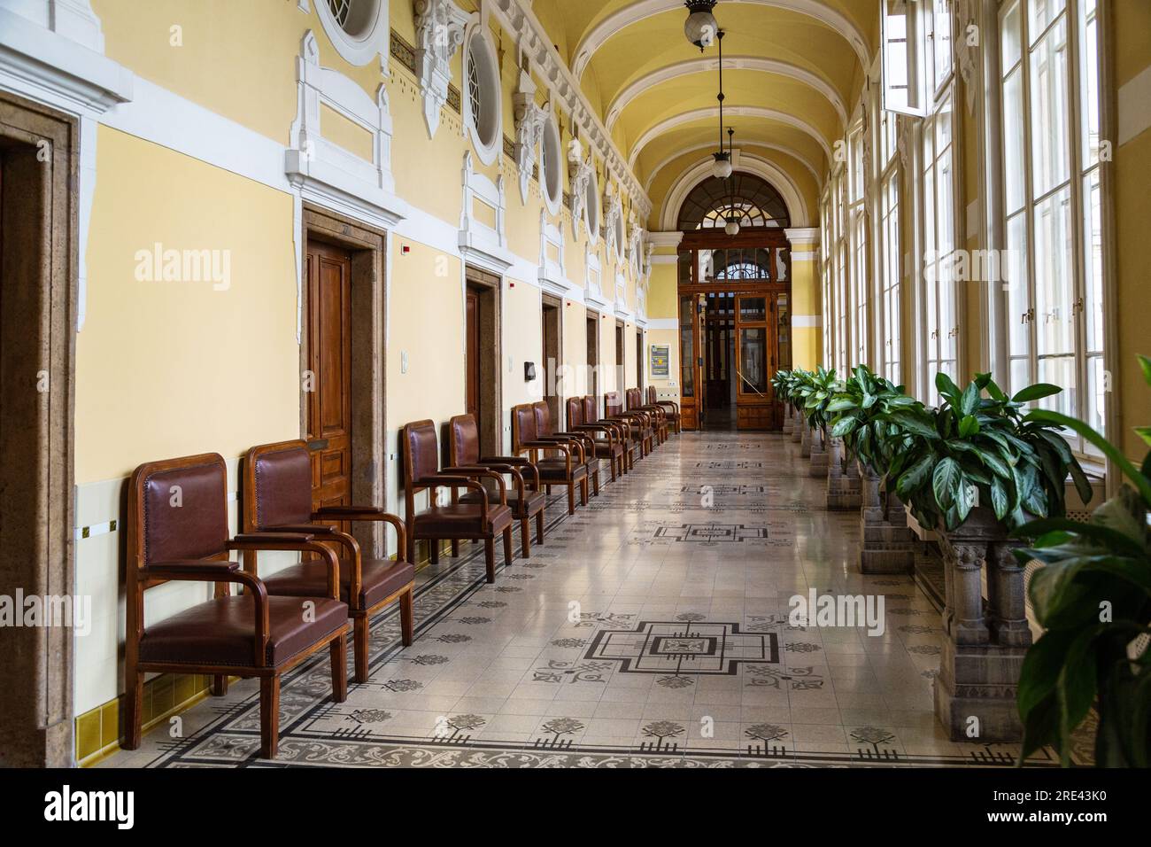 BUDAPEST, HONGRIE - MARTH 13, 2023 : il s'agit d'une galerie avec des salles procédurales dans le bâtiment du complexe de villégiature des bains Szechenyi. Banque D'Images
