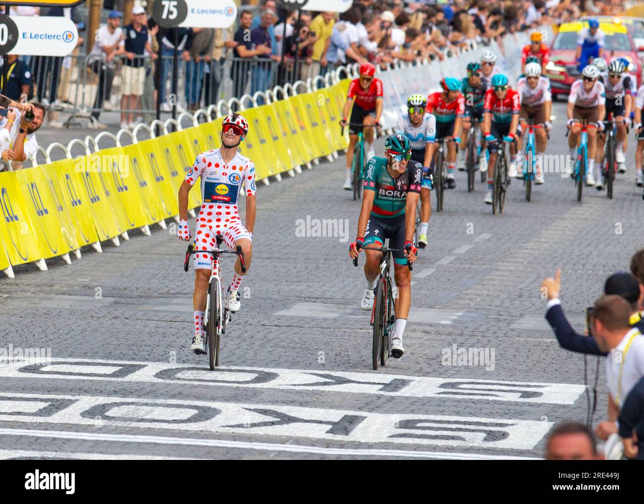 LIDL - le coureur de TREK Giulio CICCONE célèbre son passage de la ligne pour la dernière fois en maillot à pois à la fin de l'étape 21, Saint Quentin-e. Banque D'Images