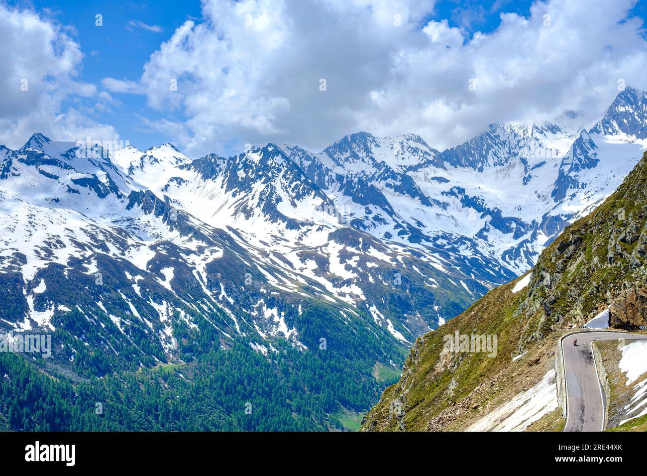 Paysage de montagne avec serpentines à Timmelsjoch, Tyrol du Sud, Italie. Banque D'Images