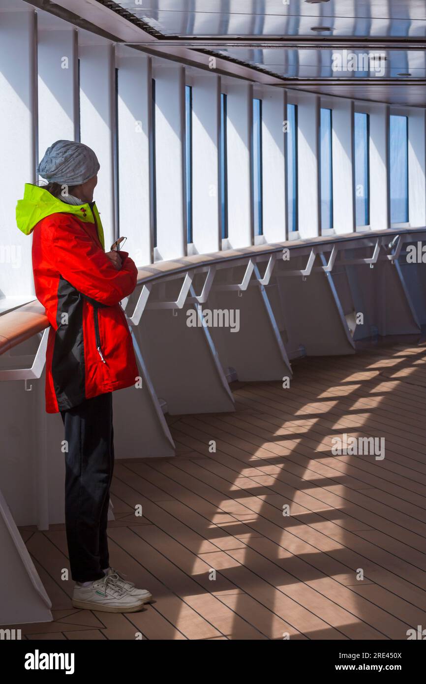 Touriste à bord du navire de croisière Hurtigruten MS Fridtjof Nansen au Groenland en juillet Banque D'Images