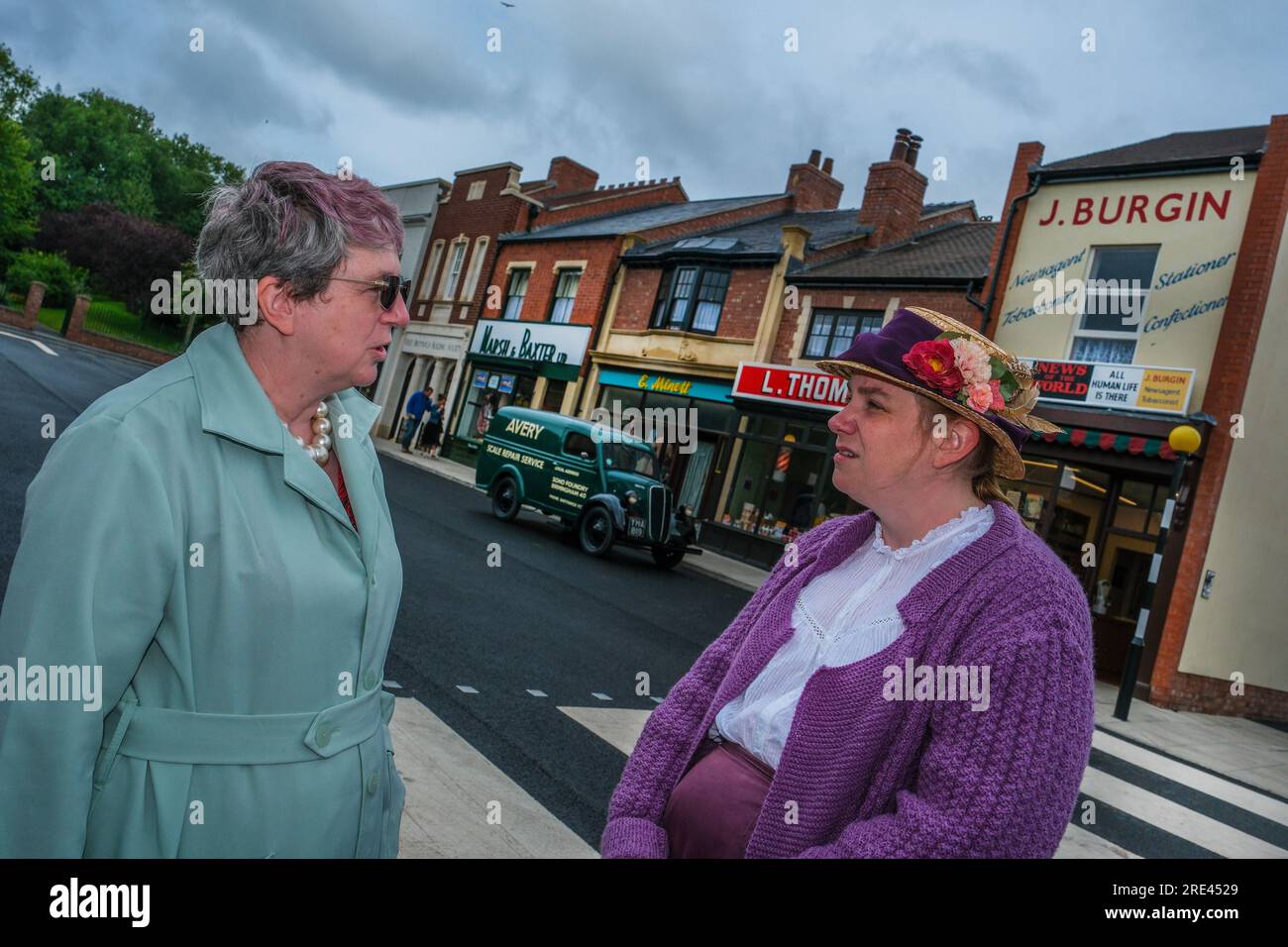 Dudley West Midlands, Royaume-Uni. Lundi 24 juillet 2023. Les visiteurs apprécient la NOUVELLE expérience des années 1940, 50 et 60 de la rue au Black Country Living Museum à Dudley West Midlands.crédit : Ian Tennant / Alamy Live News. Banque D'Images