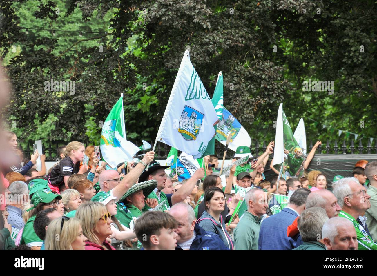 Limerick City, Irlande. 24 juillet, 2023.les champions de Hurling senior All-Ireland de Limerick ont été accueillis ce soir par des milliers de supporters lorsqu’ils sont montés sur scène à Pery Square après avoir obtenu la victoire sur Kilkenny dans une rencontre palpitante à Croke Park. Crédit : Karlis Dzjamko/Alamy Live News Banque D'Images