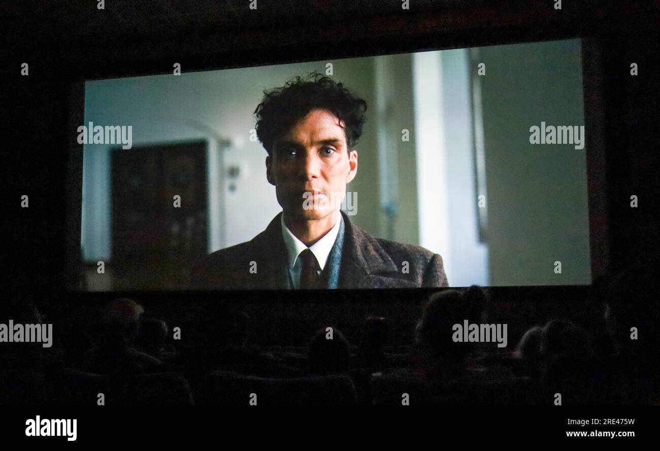 Santa Barbara, Californie, États-Unis 24 juillet 2023. Cillian Murphy joue Oppenheimer, le nom du film tant attendu qui a ouvert cette semaine au Paseo Nuevo Theater dans le centre-ville de Santa Barbara : (crédit image : © Amy Katz/ZUMA Press Wire) USAGE ÉDITORIAL SEULEMENT! Non destiné à UN USAGE commercial ! Banque D'Images