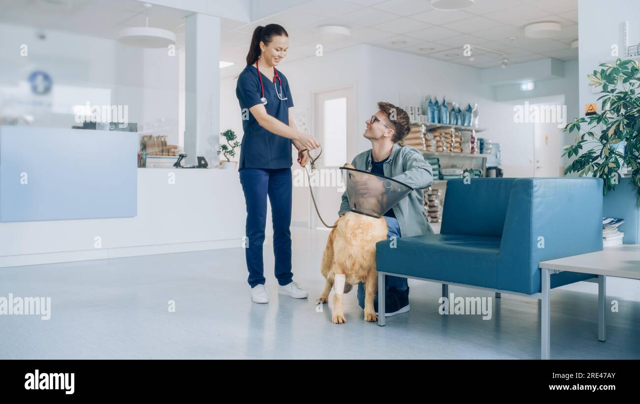 Client accompagnant son animal domestique au rendez-vous du médecin à la clinique vétérinaire. Bilan de santé régulier pour les animaux de compagnie Banque D'Images