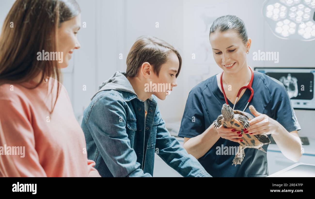 Client accompagnant son animal domestique au rendez-vous du médecin à la clinique vétérinaire. Bilan de santé régulier pour les animaux de compagnie Banque D'Images