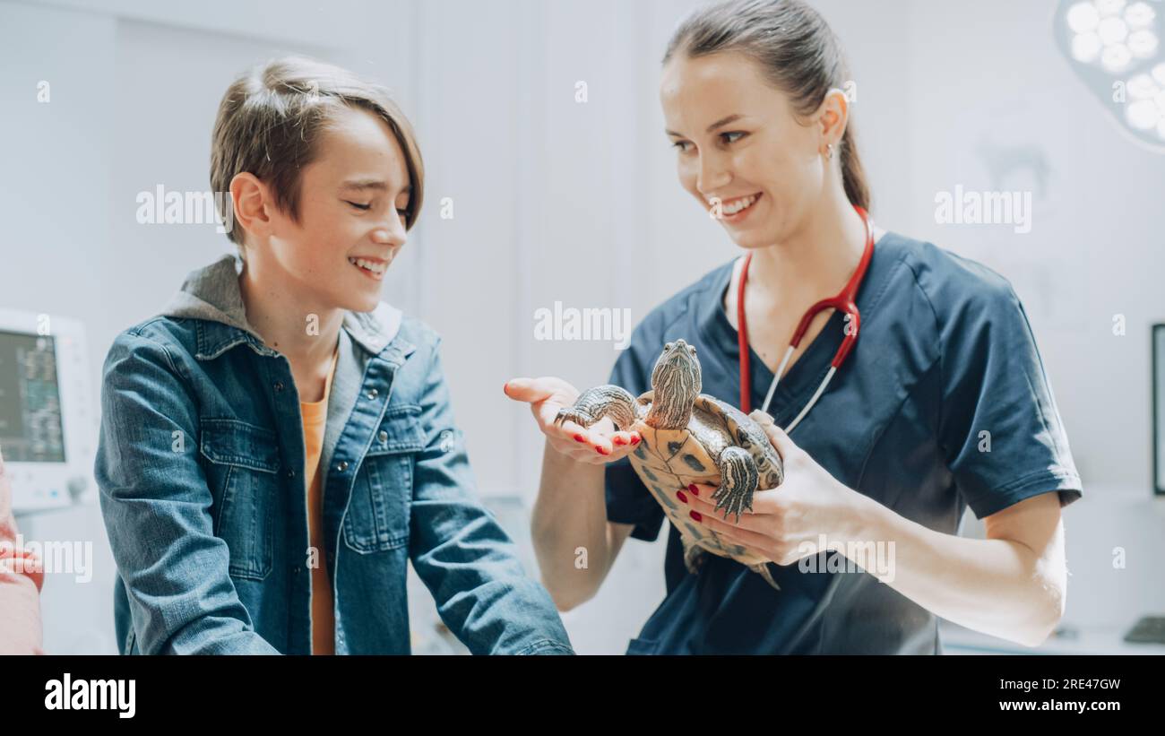 Client accompagnant son animal domestique au rendez-vous du médecin à la clinique vétérinaire. Bilan de santé régulier pour les animaux de compagnie Banque D'Images