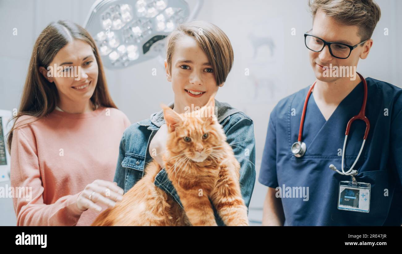 Client accompagnant son animal domestique au rendez-vous du médecin à la clinique vétérinaire. Bilan de santé régulier pour les animaux de compagnie Banque D'Images