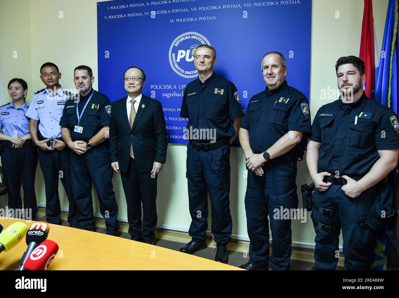 Zagreb, Croatie. 25 juillet 2023. Conférence de presse du projet «destination touristique sûre en 2023», où la coopération entre les patrouilles de police croato-coréennes et croato-chinoises a été présentée. Velimir Tišma, LUI. QI Qianjin, ambassadeur de la République populaire de Chine, adjoint de Da Zhang, attaché militaire, République populaire de Chine, Xu Jianjujn, surintendant de police de la République populaire de Chine, Li Yun, surintendant de police, République populaire de Chine, à Zagreb, Croatie, le 25 juillet 2023. Photo : Josip Regovic/PIXSELL crédit : Pixsell/Alamy Live News Banque D'Images