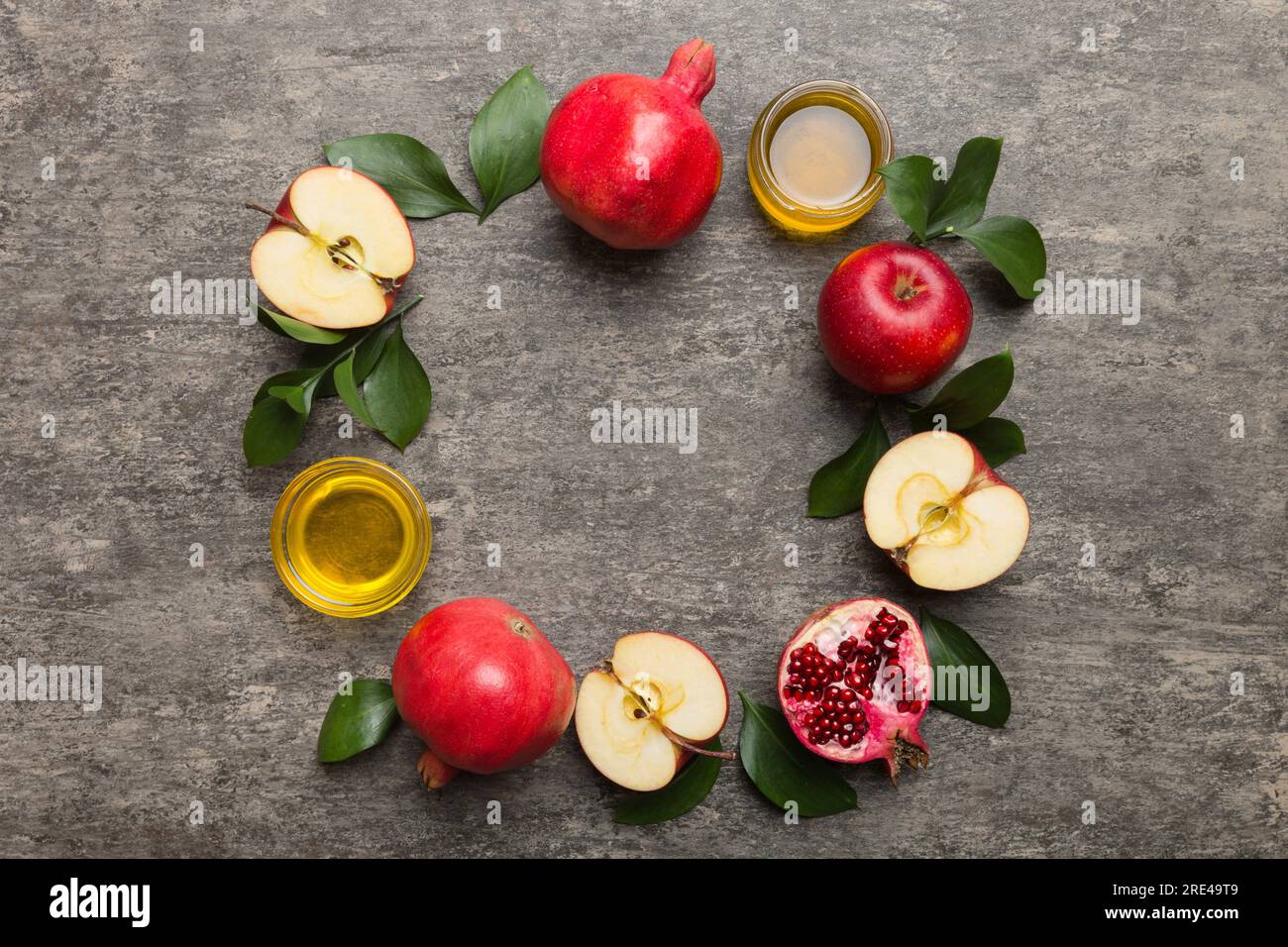 Rosh hashanah concept. Cadre fait de symboles juif vacances du nouvel an traditionnel. Vue de dessus avec espace de copie. Banque D'Images