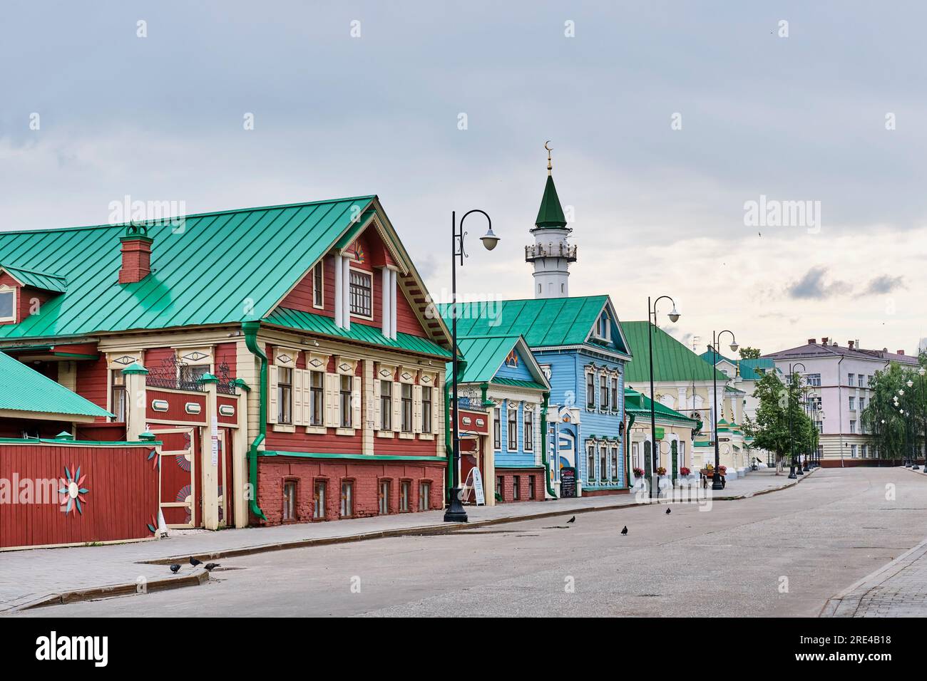 Ancienne colonie tatare, rue piétonne Kayum Nasyri, Kazan, Russie. Paysage urbain d'été avec des bâtiments historiques. Concept de voyage espace de copie Banque D'Images