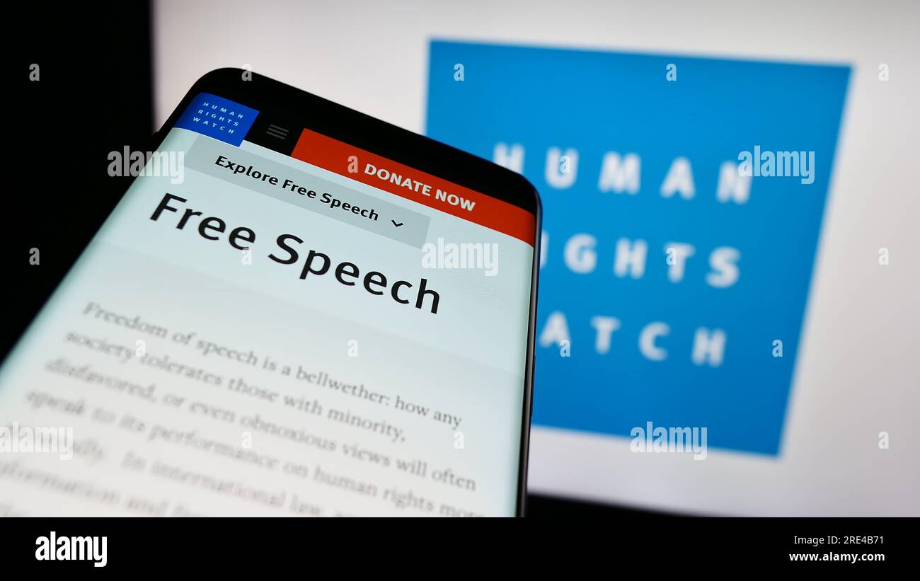 Téléphone portable avec le site Web de l'organisation Human Rights Watch (HRW) à l'écran devant le logo. Effectuez le focus sur le coin supérieur gauche de l'écran du téléphone. Banque D'Images