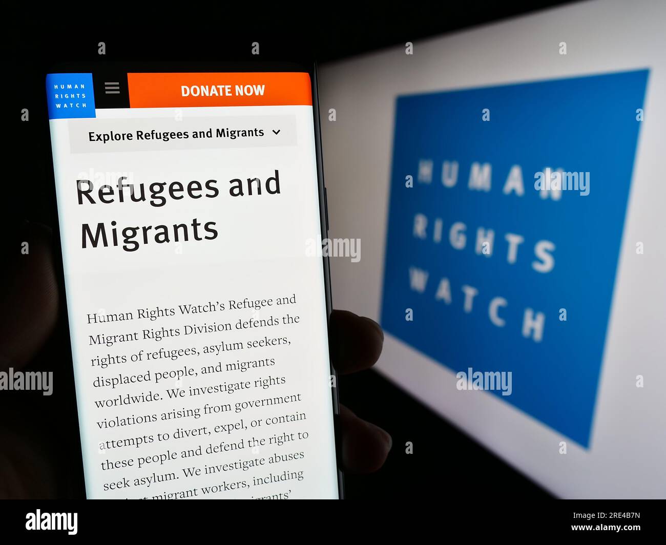 Personne tenant un téléphone portable avec la page Web de l'organisation Human Rights Watch (HRW) sur l'écran devant le logo. Concentrez-vous sur le centre de l'écran du téléphone. Banque D'Images