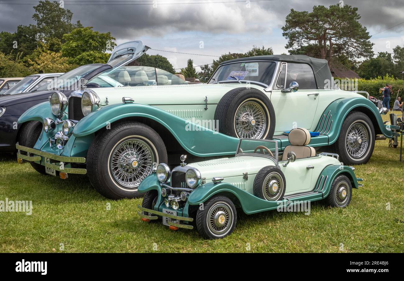 Une voiture classique Durow Cars 'Vintage de ville' et sa réplique exposée lors d'un salon de voitures anciennes à Storrington, West Sussex, Royaume-Uni. Banque D'Images