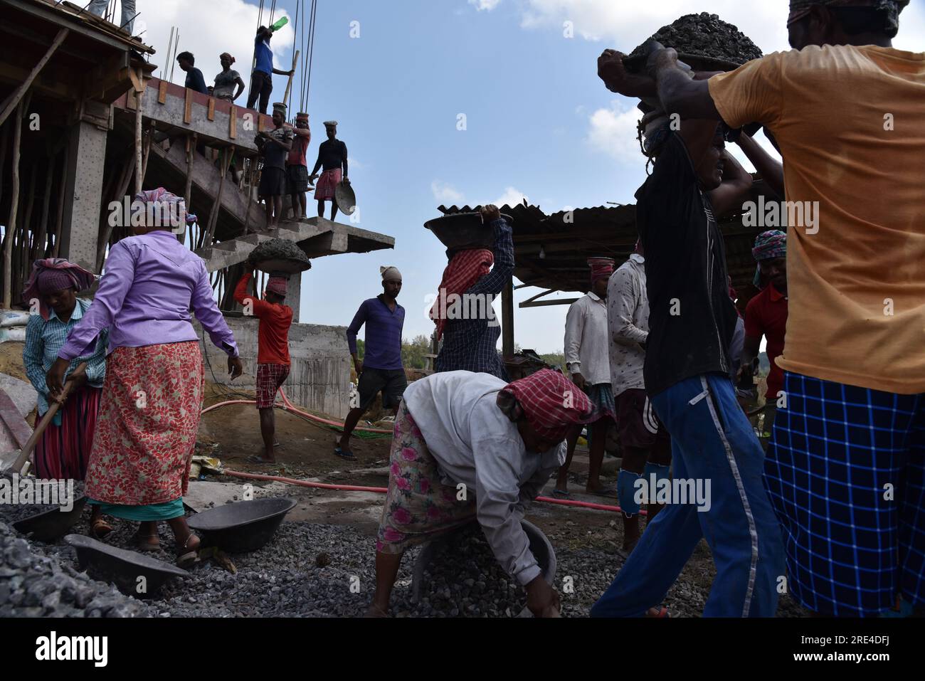 Les Indiens travaillant sur un chantier de construction dans des conditions de travail difficiles pour les hommes et les femmes. Inde. Banque D'Images