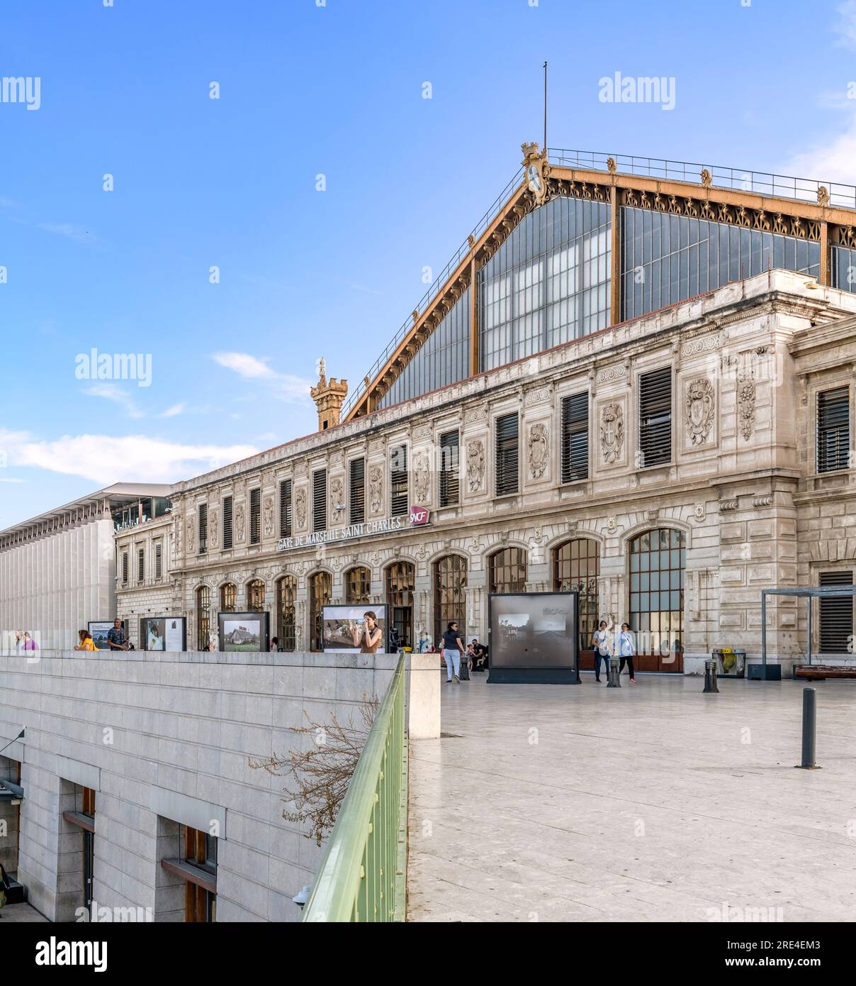 Devant la gare Saint Charles de Marseille (Gare de Marseille-Saint-Charles). Au sommet d'une colline avec un escalier monumental pour les passagers à monter. Banque D'Images