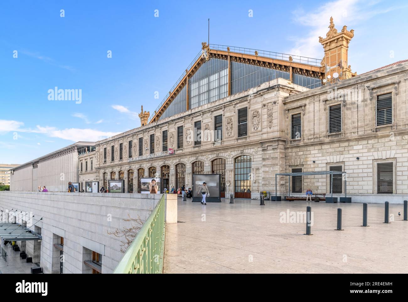 Devant la gare Saint Charles de Marseille (Gare de Marseille-Saint-Charles). Au sommet d'une colline avec un escalier monumental pour les passagers à monter. Banque D'Images