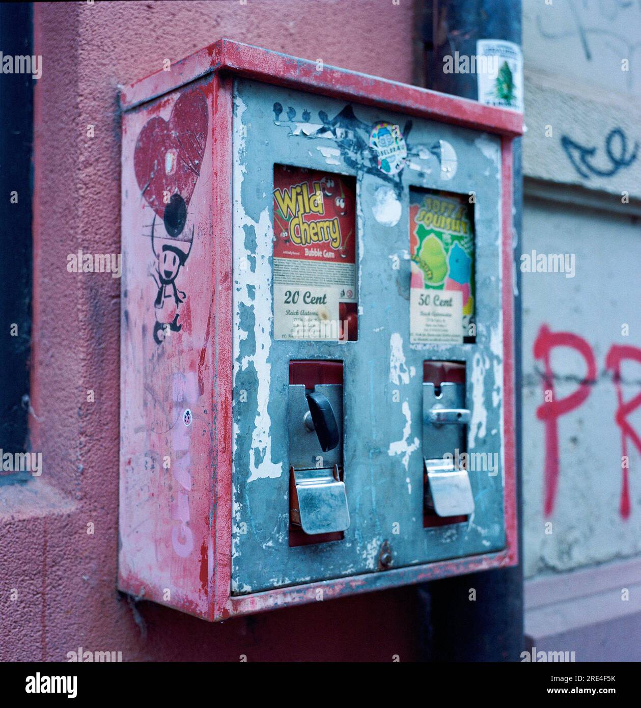 Une machine à Gumball est un distributeur automatique dont le but original est de vendre du chewing-gum. Le chewing-gum est généralement des boules dures d'un diamètre d'environ un centi Banque D'Images