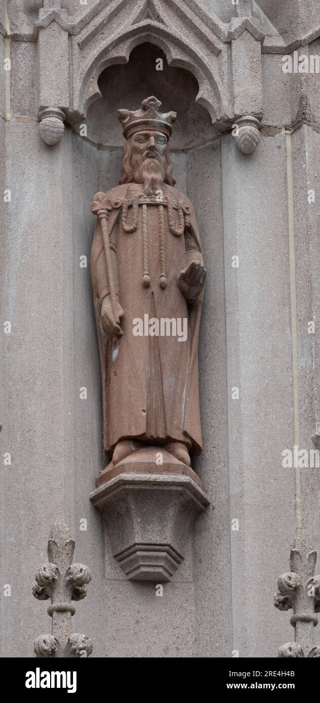 Statue du roi sur la Croix de Coventry rénovée et déplacée, Coventry, Royaume-Uni Banque D'Images