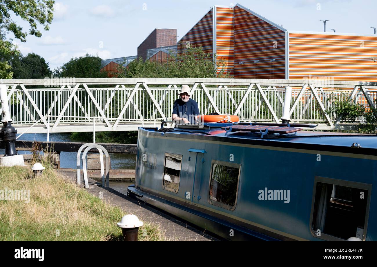 Un bateau étroit à Cape Bottom Lock, Grand Union Canal, Warwick, Warwickshire, Angleterre, ROYAUME-UNI Banque D'Images