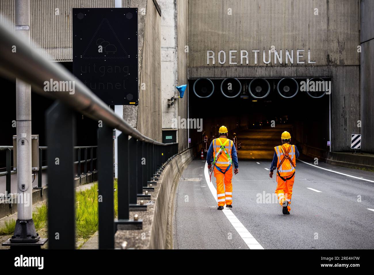 Roermond, pays-Bas. 25 juillet 2023. 25 juillet 2023. ROERMOND - travaux de maintenance sur le tunnel Roer (A73). Pendant la période estivale, les installations techniques, l'asphalte et les joints de tunnels seront remplacés. ANP ROB ENGELAAR pays-bas Out - belgique Out Credit : ANP/Alamy Live News Credit : ANP/Alamy Live News Banque D'Images