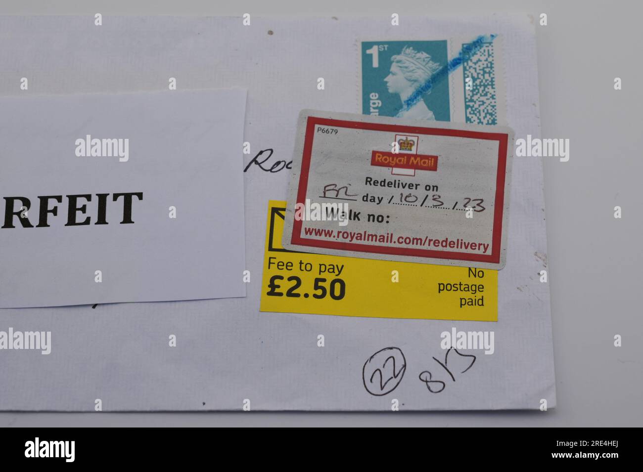 Angleterre, 25 juillet 2023 : lorsqu'un faux timbre Royal Mail est détecté par la poste, il est retenu jusqu'à ce que le destinataire paie une taxe car il est enregistré comme "pas d'affranchissement payé". - Contrefaçons Royal Mail timbres à code-barres sont en vente sur eBay à une fraction du prix réel. Des feuilles de 50 timbres sont en vente aussi bas que 15 livres (GBP) et à l'oeil peu méfiant ont l'air réel. Cependant, sous la lumière UV, de petites différences peuvent être observées. Crédit : Arrêter Press Media/Alamy Live News Banque D'Images