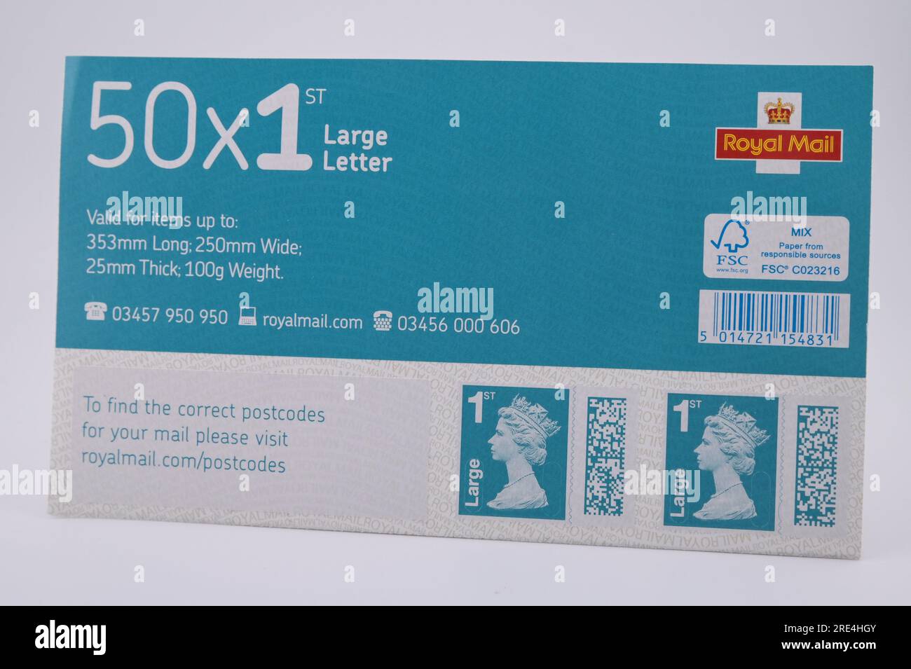 Angleterre, 25 juillet 2023 : faux timbres Royal Mail 1e classe Grande lettre - contrefaçons Royal Mail timbres à code-barres sont en vente sur eBay à une fraction du prix réel. Des feuilles de 50 timbres sont en vente aussi bas que 15 livres (GBP) et à l'oeil peu méfiant ont l'air réel. Cependant, sous la lumière UV, de petites différences peuvent être observées. Crédit : Arrêter Press Media/Alamy Live News Banque D'Images