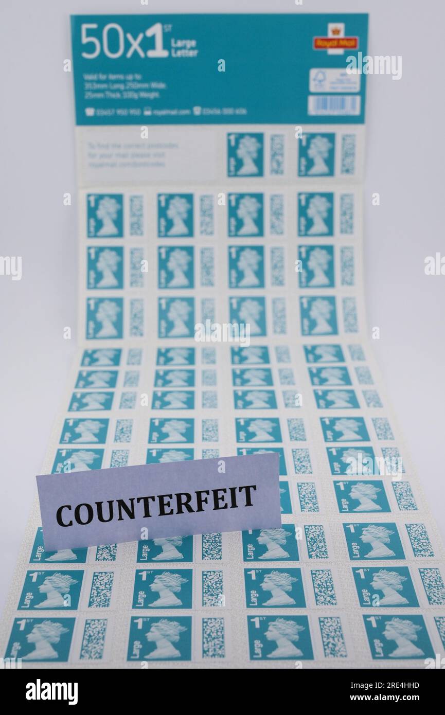 Angleterre, 25 juillet 2023 : faux timbres Royal Mail 1e classe Grande lettre - contrefaçons Royal Mail timbres à code-barres sont en vente sur eBay à une fraction du prix réel. Des feuilles de 50 timbres sont en vente aussi bas que 15 livres (GBP) et à l'oeil peu méfiant ont l'air réel. Cependant, sous la lumière UV, de petites différences peuvent être observées. Crédit : Arrêter Press Media/Alamy Live News Banque D'Images