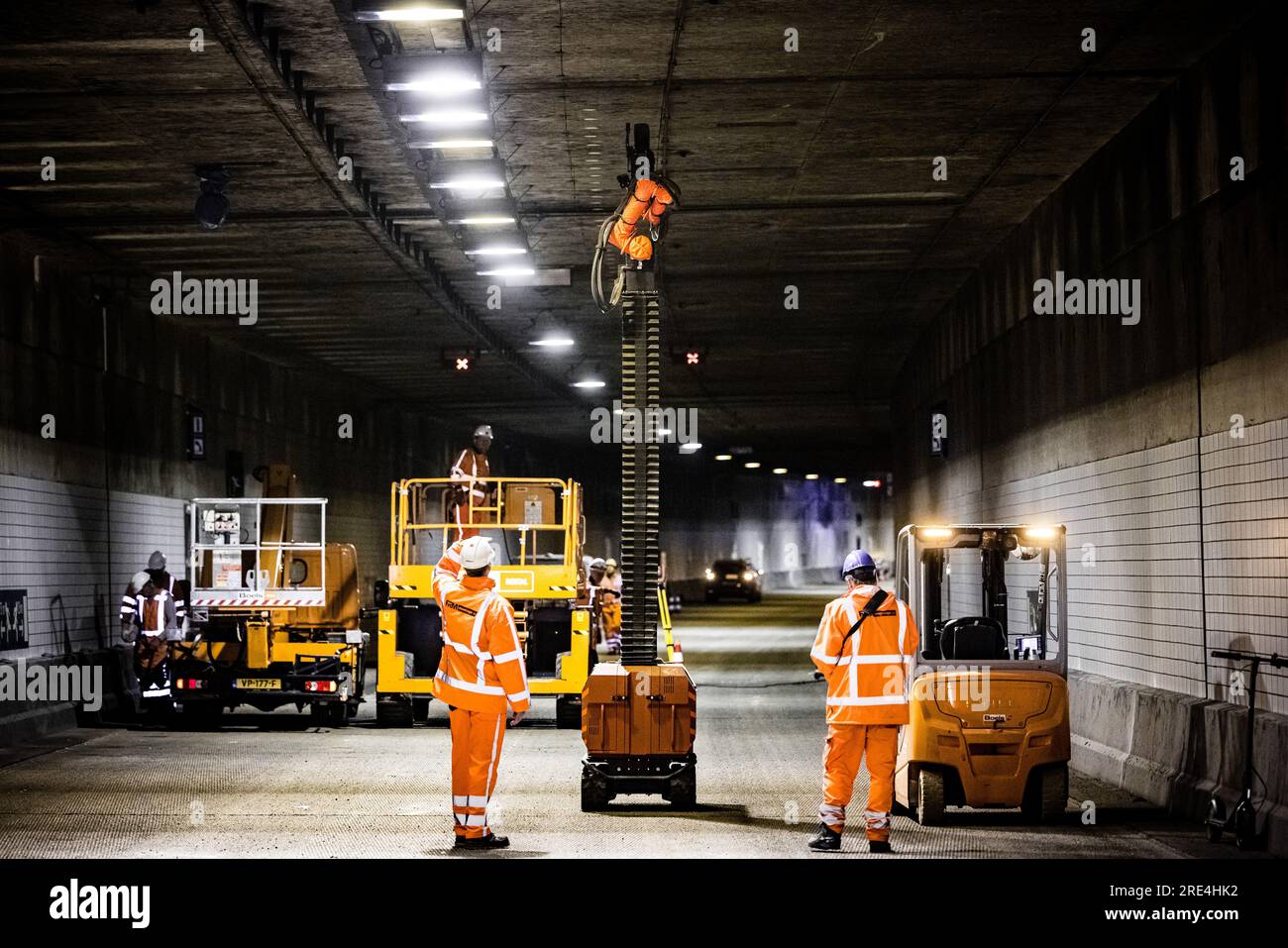 Roermond, pays-Bas. 25 juillet 2023. 25 juillet 2023. ROERMOND - travaux de maintenance sur le tunnel Roer (A73). Pendant la période estivale, les installations techniques, l'asphalte et les joints de tunnels seront remplacés. ANP ROB ENGELAAR pays-bas Out - belgique Out Credit : ANP/Alamy Live News Credit : ANP/Alamy Live News Banque D'Images