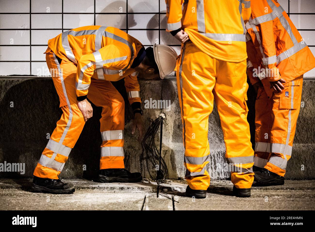 Roermond, pays-Bas. 25 juillet 2023. 25 juillet 2023. ROERMOND - travaux de maintenance sur le tunnel Roer (A73). Pendant la période estivale, les installations techniques, l'asphalte et les joints de tunnels seront remplacés. ANP ROB ENGELAAR pays-bas Out - belgique Out Credit : ANP/Alamy Live News Credit : ANP/Alamy Live News Banque D'Images