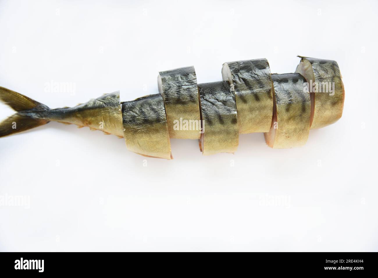 Maquereau fumé à froid coupé en tranches sur fond blanc. Vue de dessus. Cuisine gastronomique. Banque D'Images